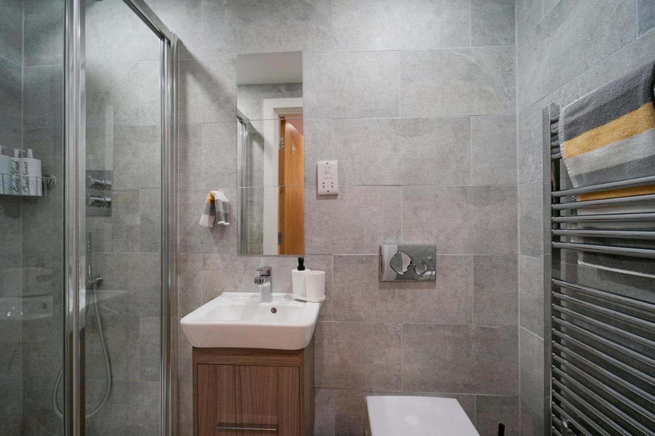 Modern 2 Bed Apartment With Juliet Balcony - Dhb Stays Leeds  Zewnętrze zdjęcie